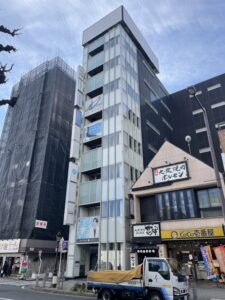 金山駅徒歩2分・ガラス張り美観ビル・広告掲出で視認性抜群